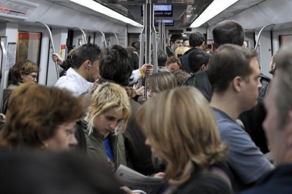 Interior d'un comboi de metro amb passatge circulant per la línia 1.