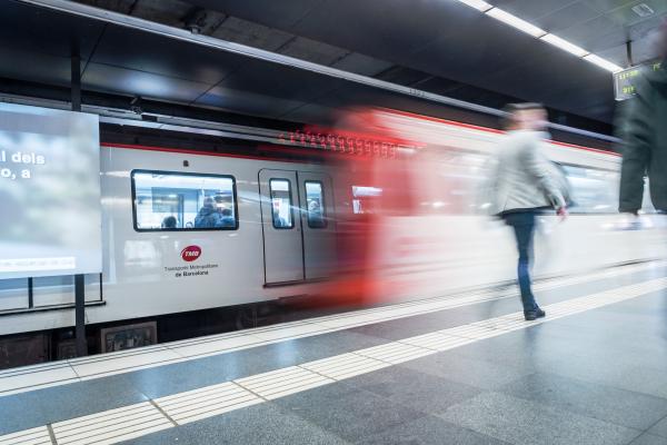 Un tren del metro de Barcelona en moviment Un tren del metro de Barcelona en moviment