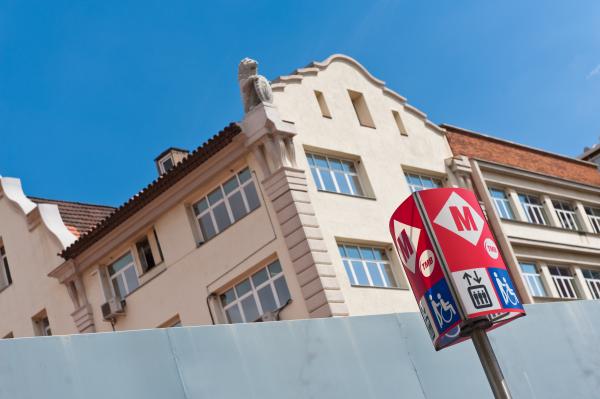 Banderola del metro davant les oficines de TMB a Santa Eulàlia