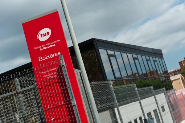 Façana de l'edifici de TMB a Boixeres.