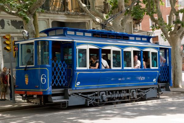 El Tramvia Blau número 6 enfilant l'avinguda Tibidabo