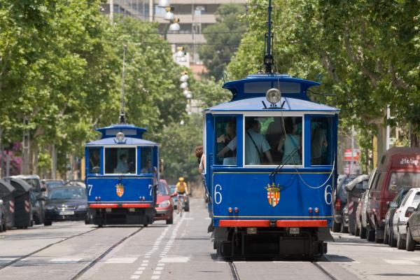 Els tramvies 6 i 7 circulant de pujada i baixada per l'av. Tibidabo