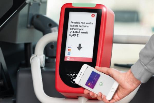 Validació amb targeta integrada al mòbil en un autobús / Foto: TMB