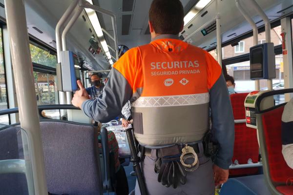 Vigilant de seguretat a l'interior d'un autobús / Foto: TMB