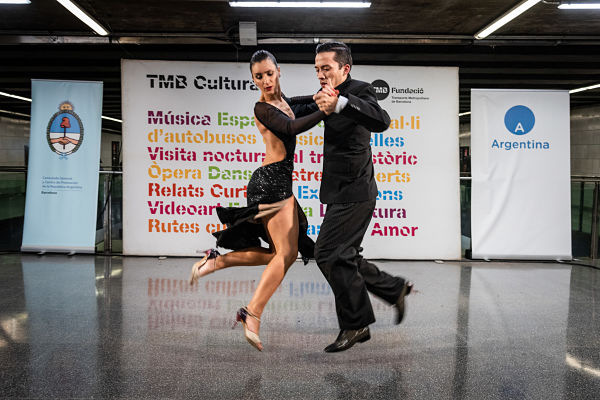 La parella de ball en acció al metro d'Universitat / Foto: Pep Herrero (TMB)
