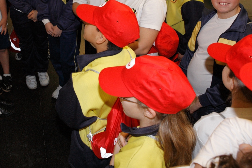 Nens i nenes visitant una estació de metro / Foto: TMB