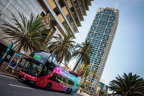 Un bus del Barcelona Bus Turístic mentre fa el trajecte de la Ruta Verda / Foto: Pep Herrero (TMB)
