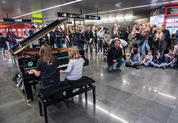 El piano de cua a l'estació de metro de Diagonal, l'any passat / Foto: Pep Herrero (TMB)
