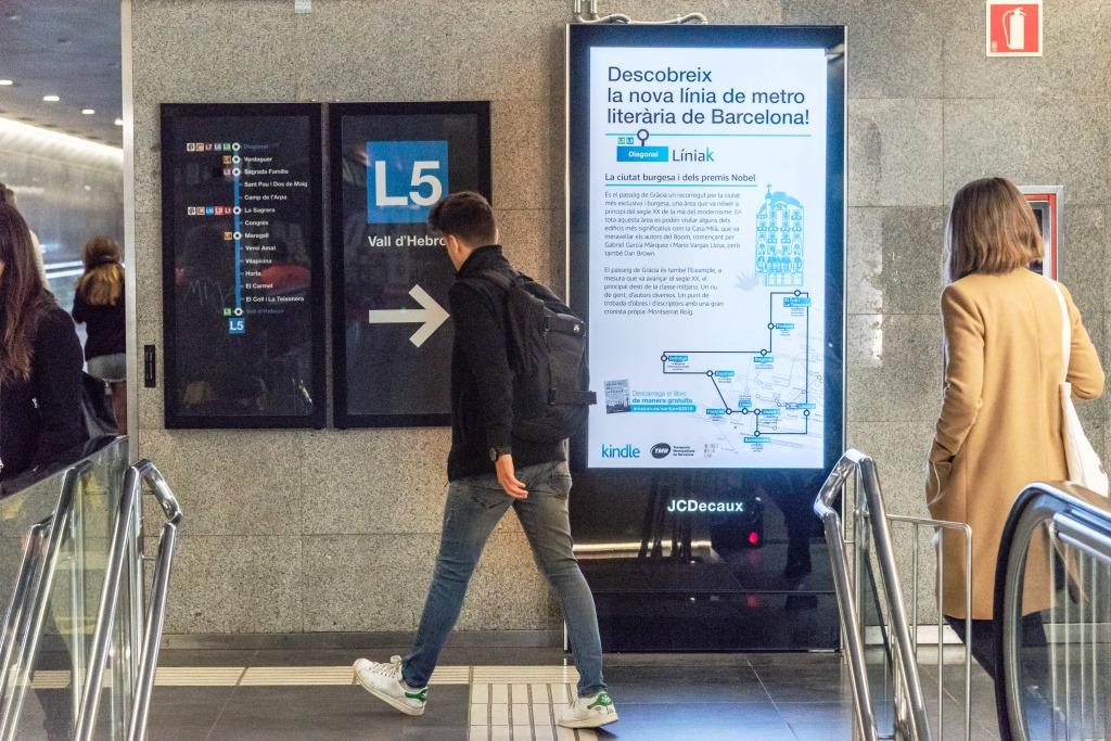 Plafó digital amb la informació literària vinculada a la zona de l'estació de metro de Diagonal / Foto: Pep Herrero (TMB)