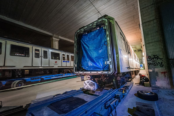 Càrrega dels vehicles del primer tren 2100 a reformar, al taller del Triangle Ferroviari / Foto: Pep Herrero (TMB)