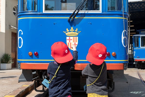 Dos infants d'una escola bressol en l'activitat que van fer enguany per conèixer el Tramvia Blau / Foto: Miguel Ángel Cuartero (TMB)