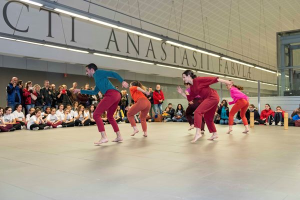 El vestíbul de l'estació de Badalona Pompeu Fabra ple de ballarins de HOP / Foto: Miguel Ángel Cuartero (TMB)