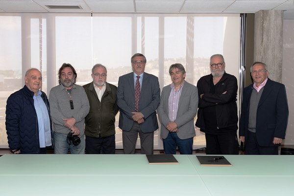Representants de l'Agrupació Fotogràfica de Catalunya i de TMB, després de la signatura del conveni / Foto: Miguel Ángel Cuartero (TMB)