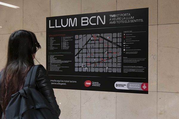 El cartell informa dels llocs on es fan activitats del festival Llum BCN propers a Bogatell L4 / Foto: Miguel Ángel Cuartero (TMB)