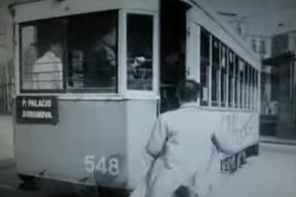 Tramvia de la línia 58 en una seqüència de la pel·lícula 'El cerco'