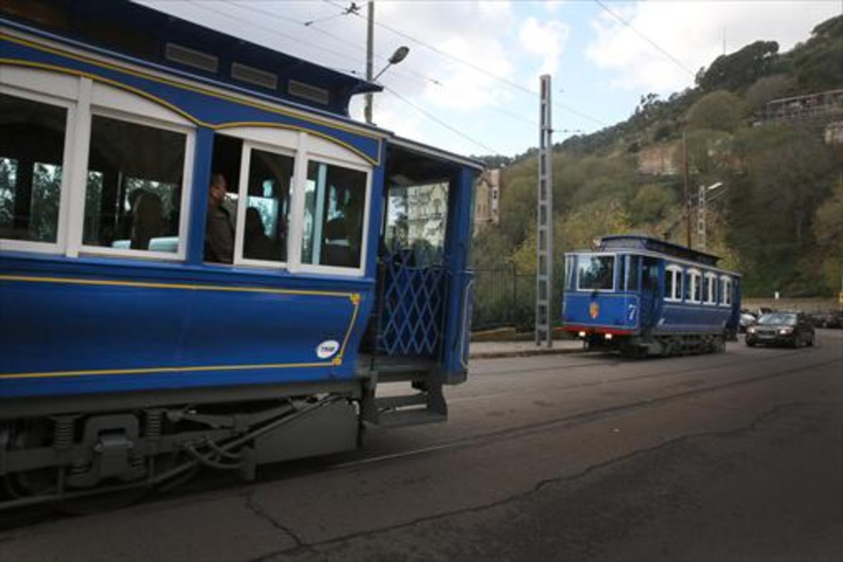 Imatge de dues unitats del Tramvia Blau / Foto: Elisenda Pons (El Periódico)