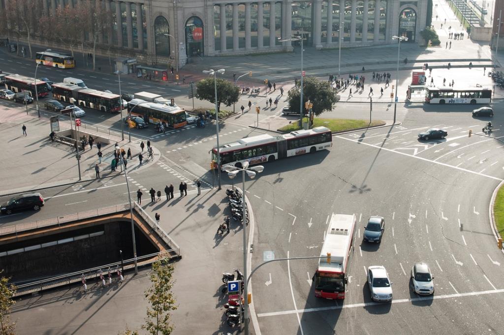 Autobusos i accés de metro a la plaça d'Espanya / Foto: Miguel Ángel Cuartero