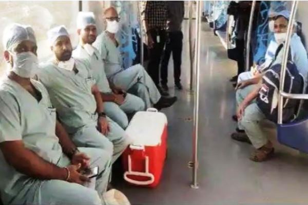 L'equip de metges transportant el cor en metro / Foto: Publicada a Mint