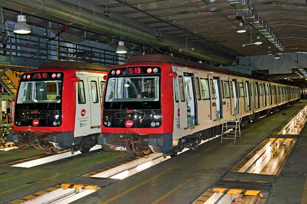 Trens 5000 de la línia 5 de metro al taller de Vilapicina / Foto: Arxiu TMB