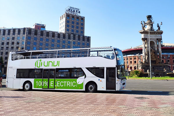 L'autobús UNVI elèctric en proves estacionat a la plaça Espanya / Foto: UNVI
