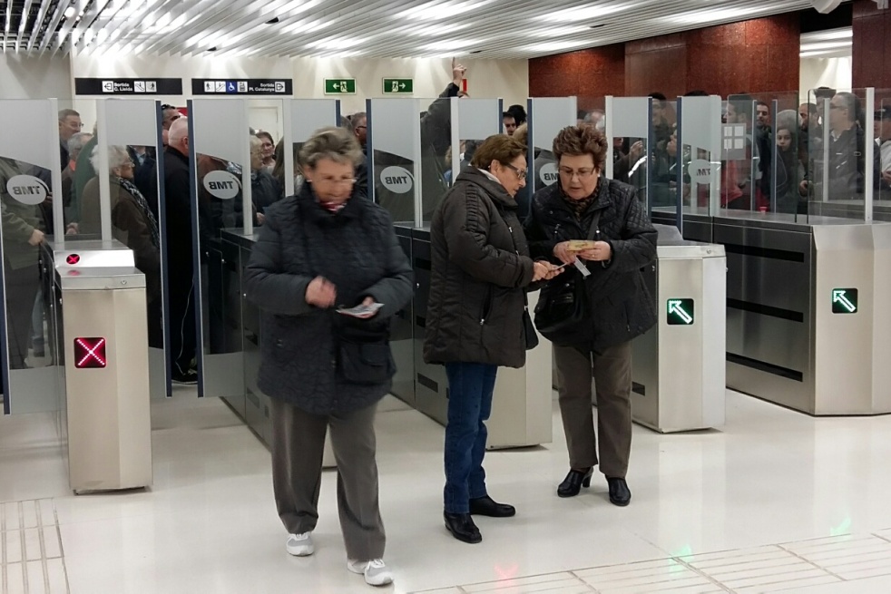 Tres de les primeres persones que han entrat a l'estació de Cèntric / Foto: TMB
