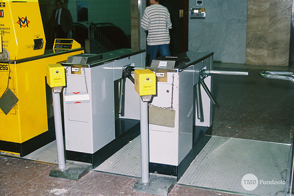 Línia de peatge amb validadores magnètiques, cancel·ladores i àquina d'autovenda, a la línia 5 de metro / Foto: Arxiu TMB