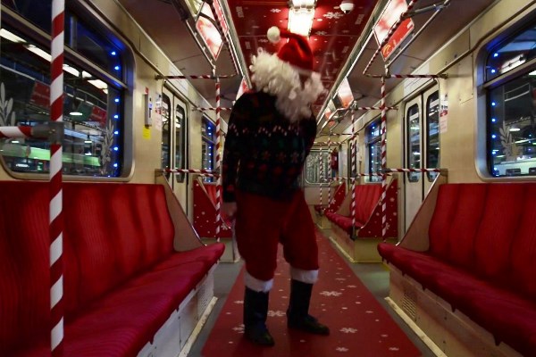 El Pare Noel supervisa personalment el tren de Nadal de Varsòvia / Imatge: Canal de Youtube de l'Oficina de Turisme de Varsòvia