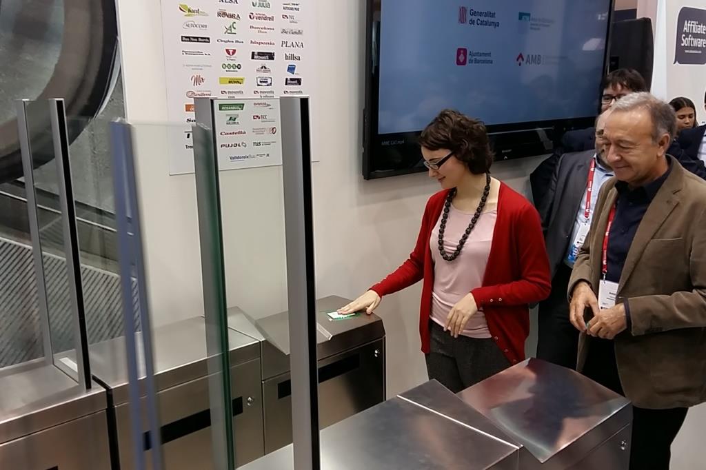 Mercedes Vidal valida amb la T-Mobilitat al costat d'Antoni Poveda, a l'estand de l'ATM / Foto: TMB