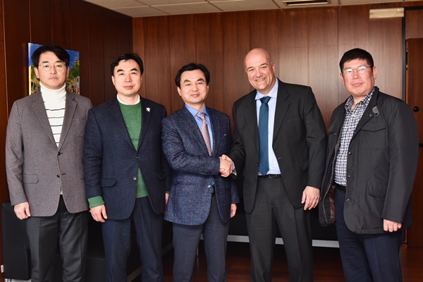 El diputat Ahn Gyu-Back, al centre, al costat del director de Negoci Internacional de TMB, Guillem Camarasa, i altres parlamentaris coreans / Foto: Pep Herrero (TMB)